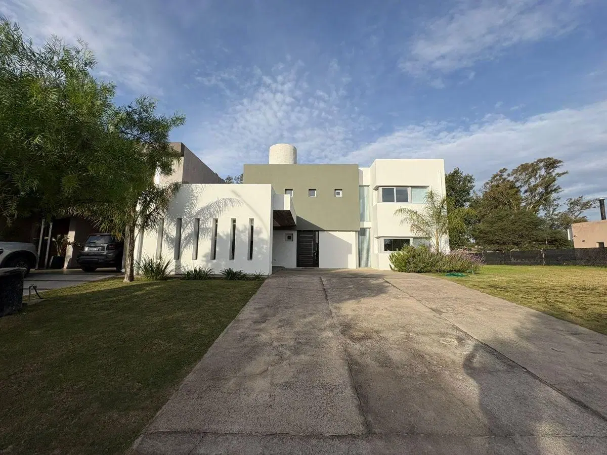 VENTA. SANTINA NORTE. VALLE ESCONDIDO. CASA 3 DORMITORIOS. PISCINA. COCHERA. 2