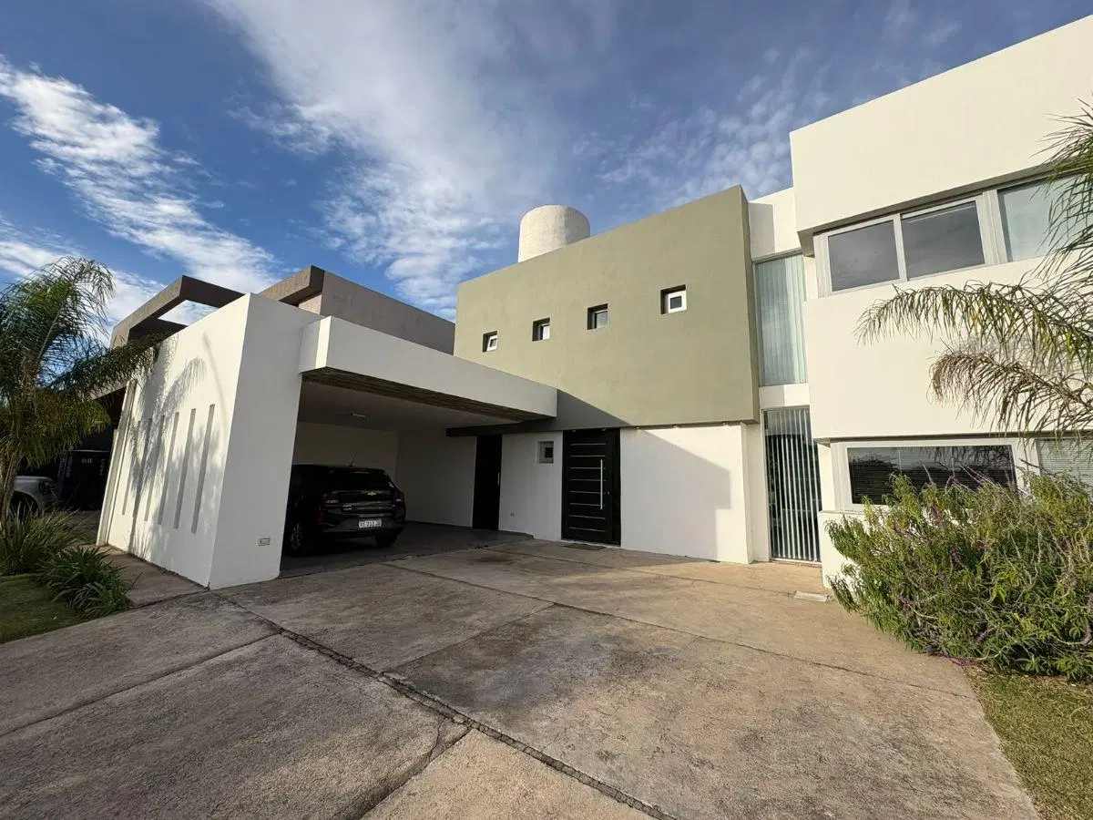 VENTA. SANTINA NORTE. VALLE ESCONDIDO. CASA 3 DORMITORIOS. PISCINA. COCHERA. 3
