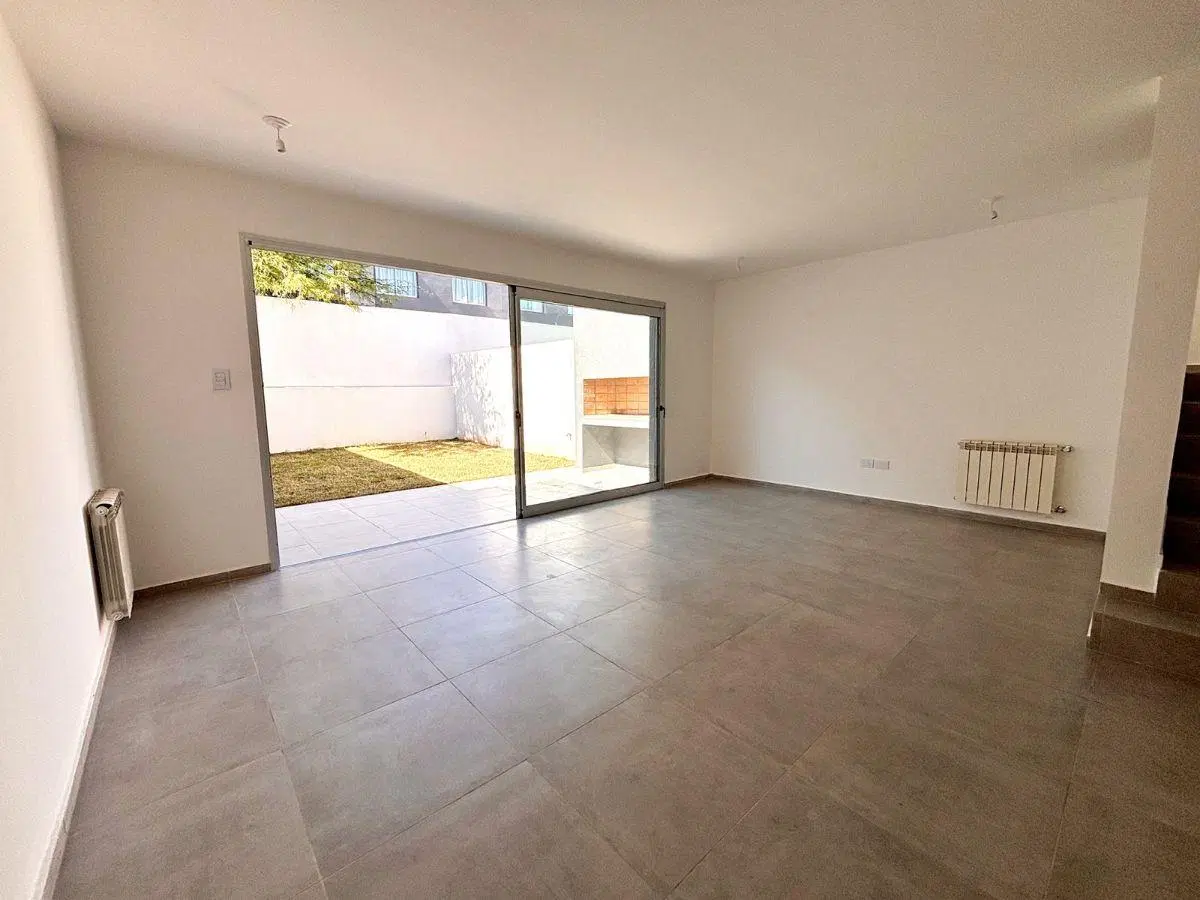 VENTA. MIRADORES DE MANANTIALES. DÚPLEX 3 DORM. 3 BAÑOS. COCHERA. PATIO. ASADOR. 4