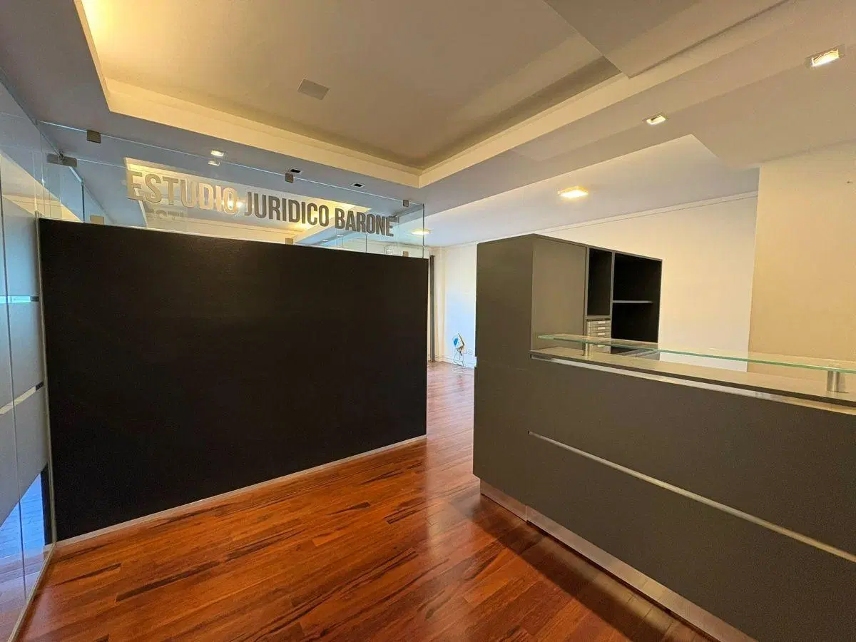 VENTA. OFICINA. CALLE AYACUCHO. CENTRO. A MTS DE CAÑADA. 60 M2. 2 BAÑOS. 3 OFICINAS 4