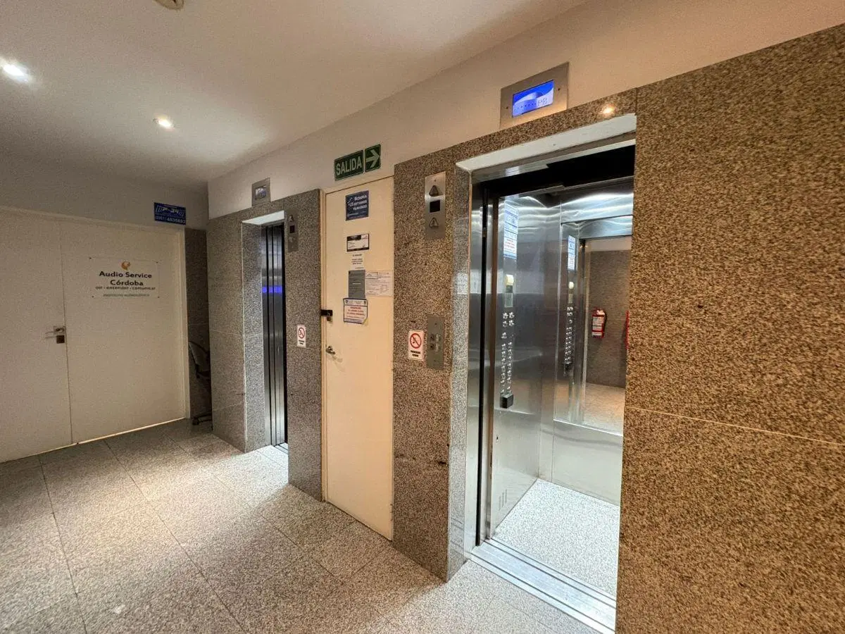 VENTA. OFICINA. CALLE AYACUCHO. CENTRO. A MTS DE CAÑADA. 60 M2. 2 BAÑOS. 3 OFICINAS 2