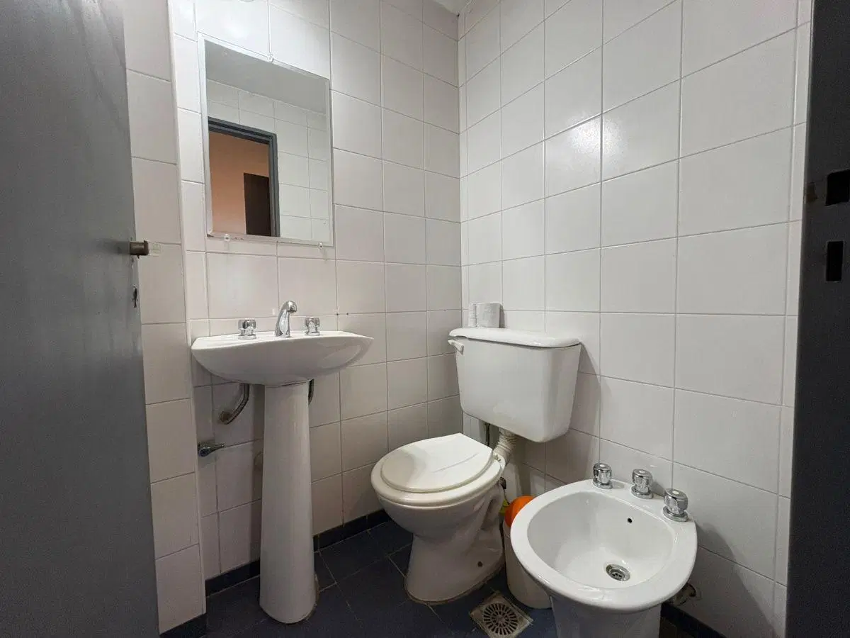VENTA. OFICINA. CALLE AYACUCHO. CENTRO. A MTS DE CAÑADA. 60 M2. 2 BAÑOS. 3 OFICINAS 2