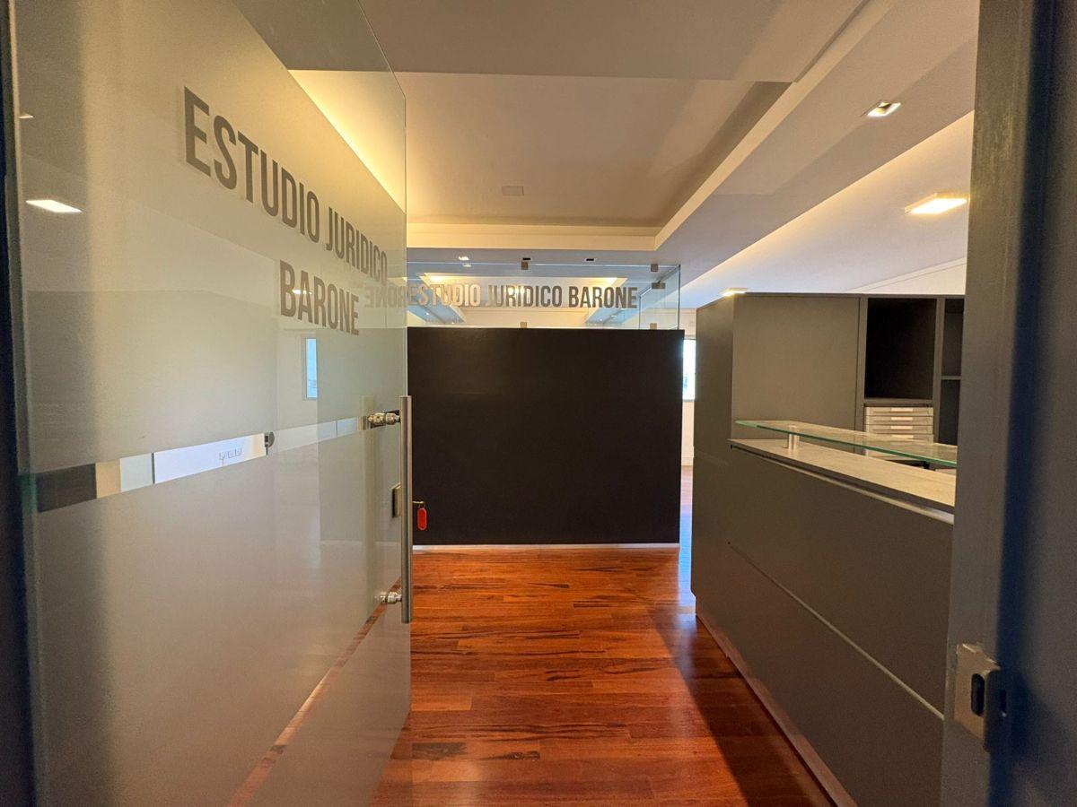 VENTA. OFICINA. CALLE AYACUCHO. CENTRO. A MTS DE CAÑADA. 60 M2. 2 BAÑOS. 3 OFICINAS