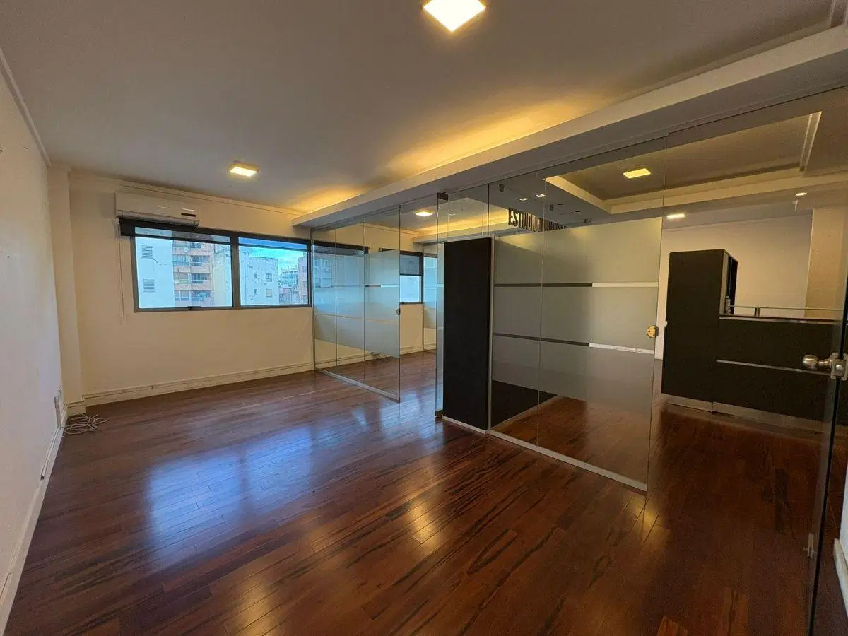 VENTA. OFICINA. CALLE AYACUCHO. CENTRO. A MTS DE CAÑADA. 60 M2. 2 BAÑOS. 3 OFICINAS 5
