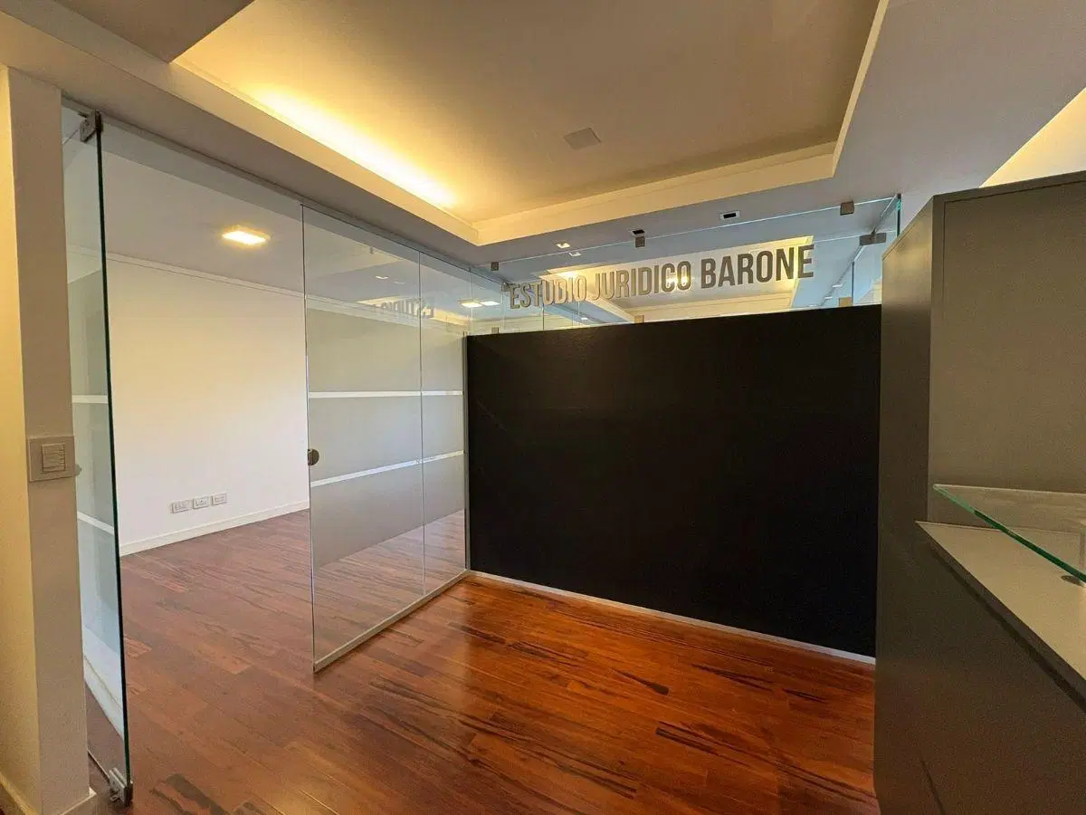 VENTA. OFICINA. CALLE AYACUCHO. CENTRO. A MTS DE CAÑADA. 60 M2. 2 BAÑOS. 3 OFICINAS 3