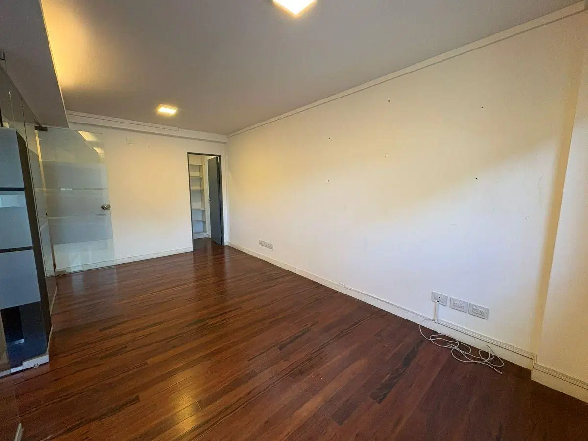VENTA. OFICINA. CALLE AYACUCHO. CENTRO. A MTS DE CAÑADA. 60 M2. 2 BAÑOS. 3 OFICINAS 4