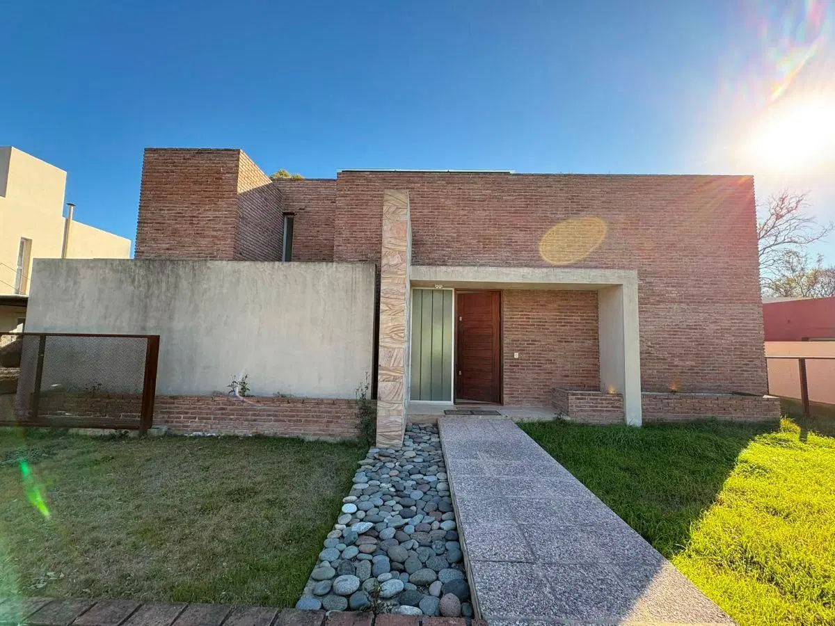 VENTA. LOS CIELOS. VALLE ESCONDIDO. CASA 3 DORMITORIOS, PISCINA, QUINCHO, ASADOR 1