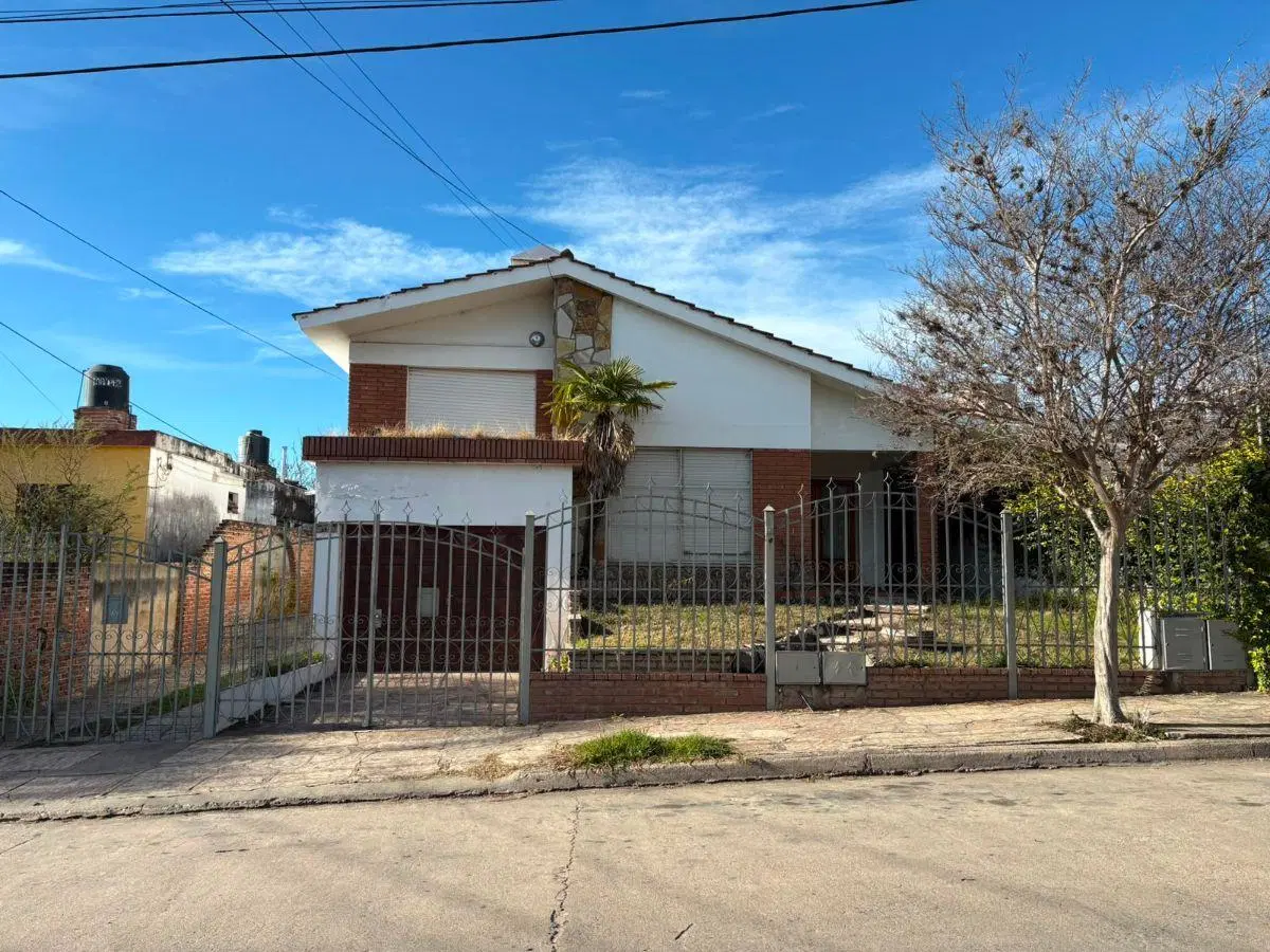 VENTA. VILLA CARLOS PAZ. CASA + DEPTO CON PATIO Y VISTAS. APTA CRÉDITO! COCHERA. 2