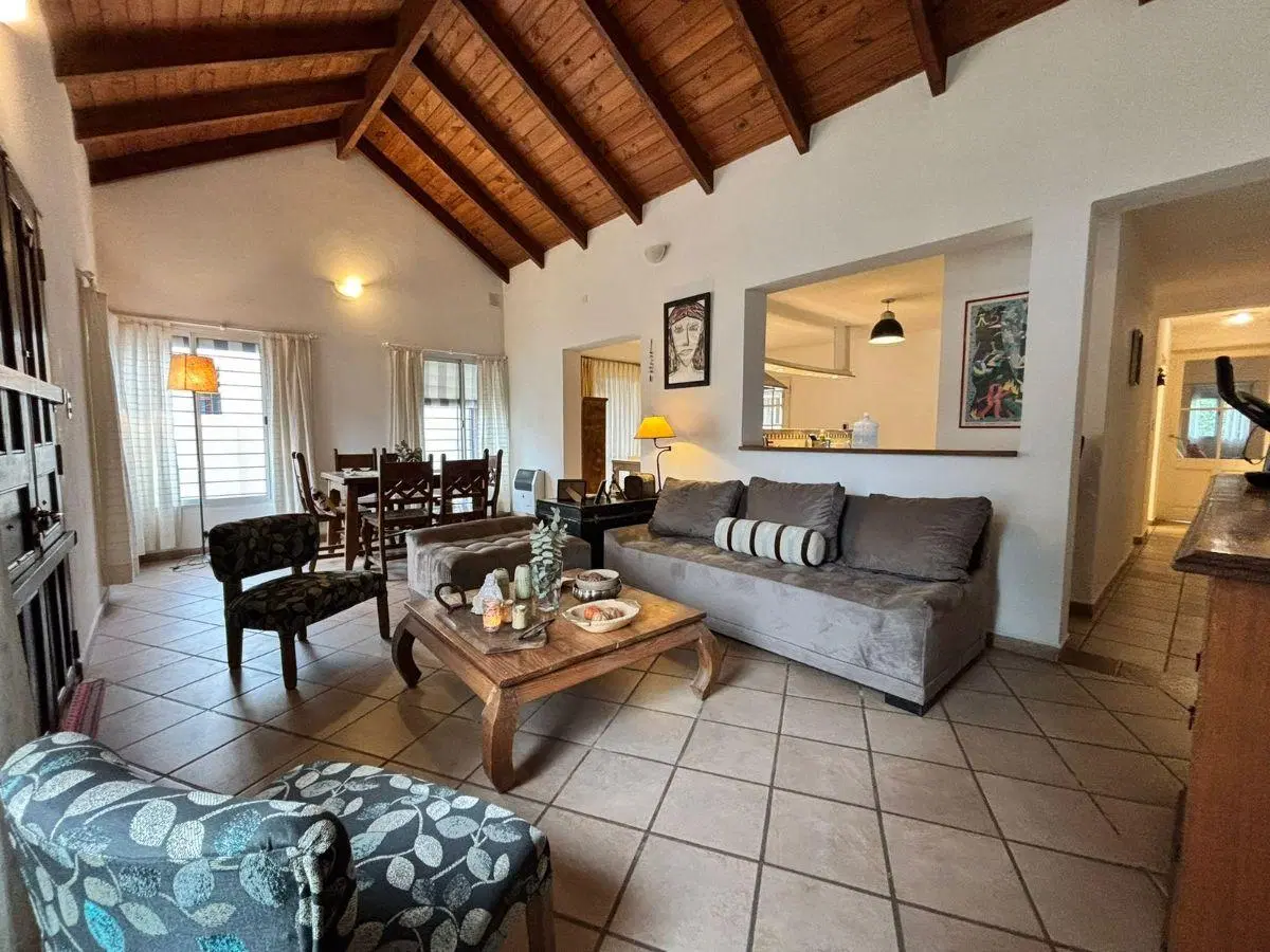 VENTA. VILLA ALLENDE. CASA 2 DORMITORIOS. PATIO. COCHERA. APTA CRÉDITO! 4