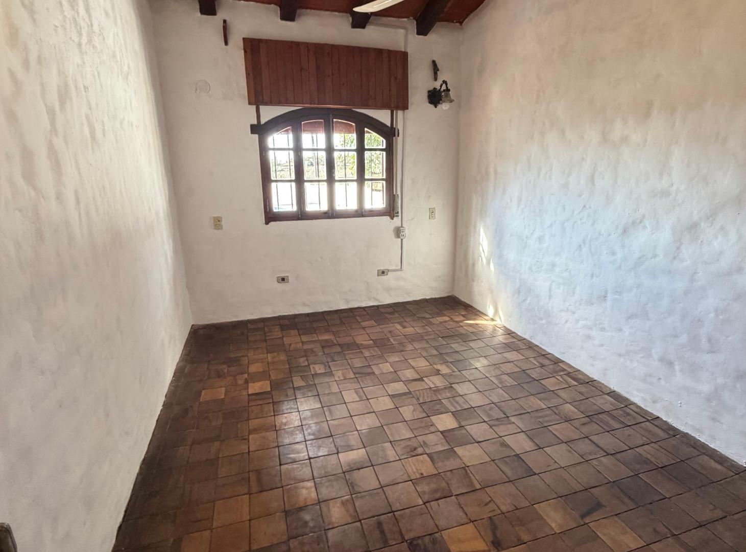 Foto de Alquiler casa dos dormitorios con pileta y cochera cerro colinas, imagen 4
