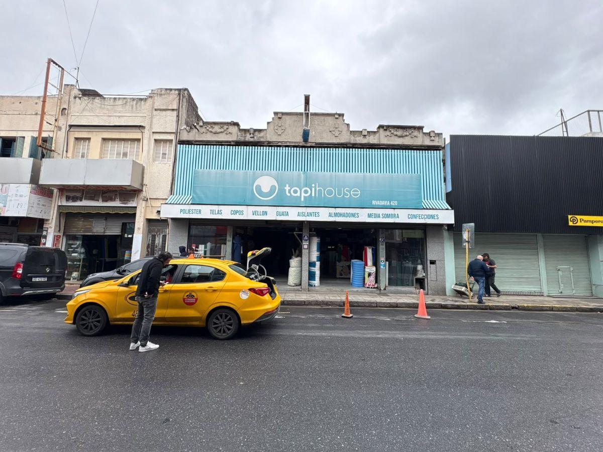 Foto de VENTA. LOCAL COMERCIAL CALLE RIVADAVIA, CENTRO. 12 MT2 FRENTE. 2 PISOS, imagen 1
