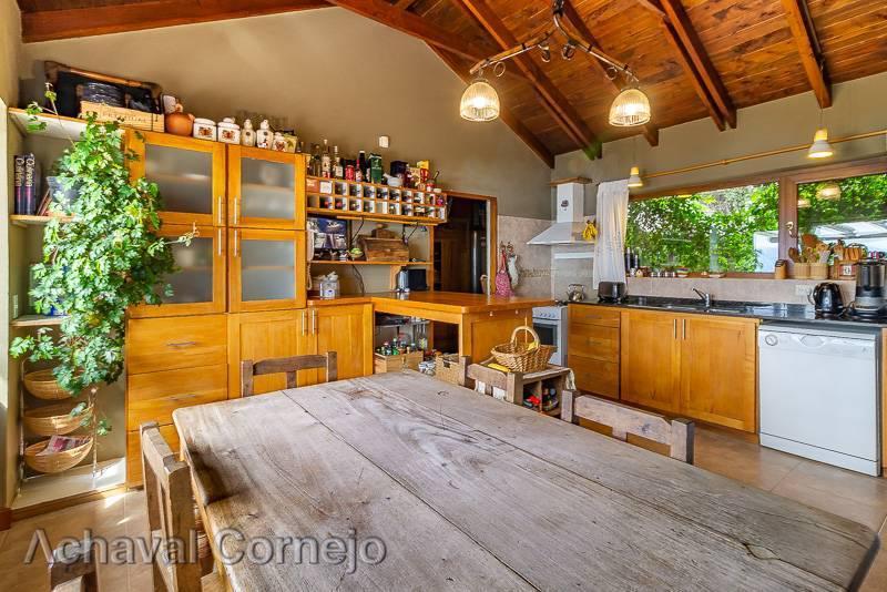 Excelente Casa en El Barrio Antu Hue con Increíble Vista Al Lago Nahuel Huapi 3