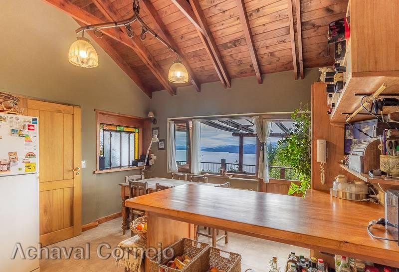 Excelente Casa en El Barrio Antu Hue con Increíble Vista Al Lago Nahuel Huapi 1