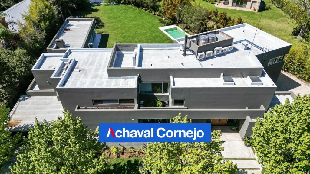 Casa en venta doble lote al agua totalmente remodelada en Barrio Santa Maria de Tigre