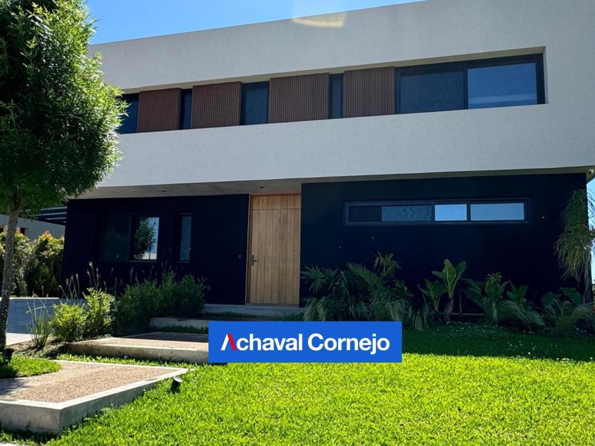 Casa en Venta en Barrio Costas Al Agua - 5 Dorm. 4