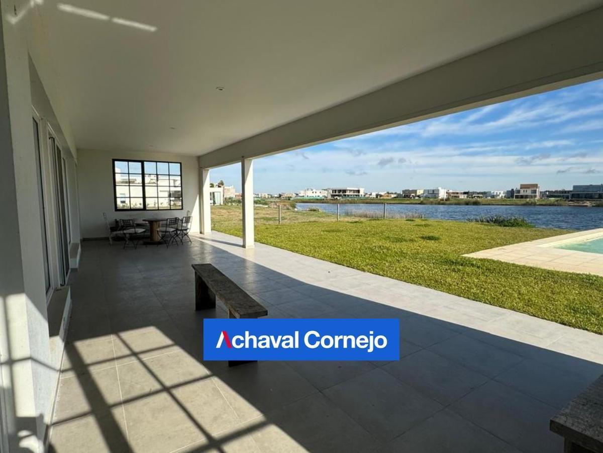 Casa Al Agua a Estrenar en Venta de 4 Dorm. - Barrio Costas - Puertos 1