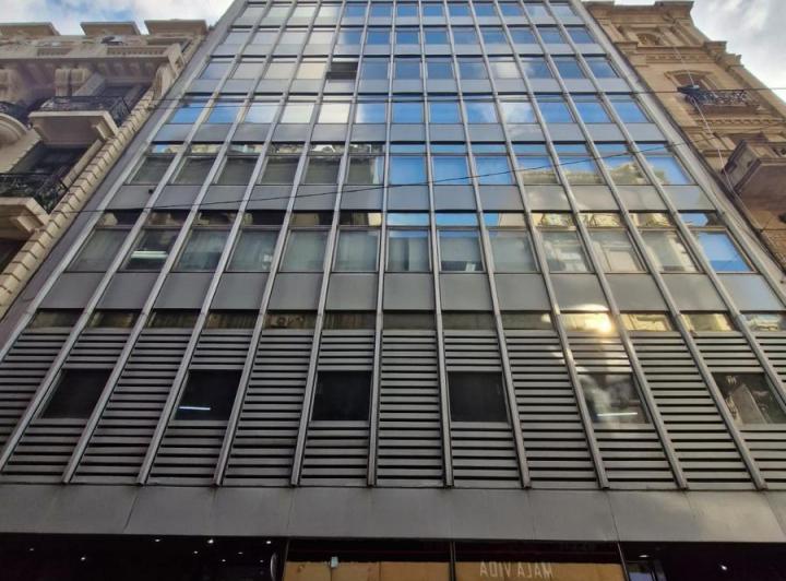 Oficina con cocheras a la venta en Microcentro