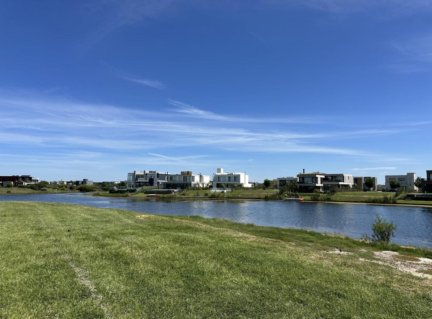 Terreno LOTE en Costas al lago central Orientación OESTE