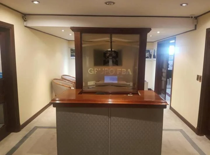 Oficina en excelente estado con vista a Plaza Roma