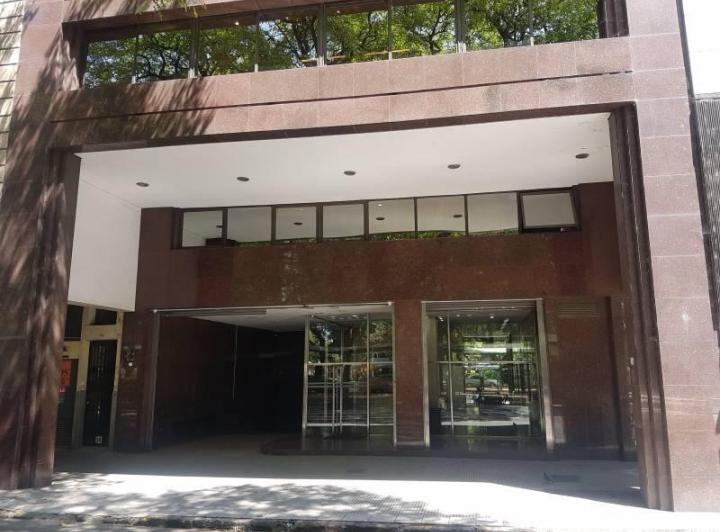 Oficina en excelente estado con vista a Plaza Roma