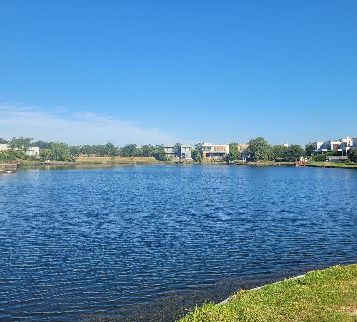 VENTA | Lote al lago en Barrio Vistas de Puertos
