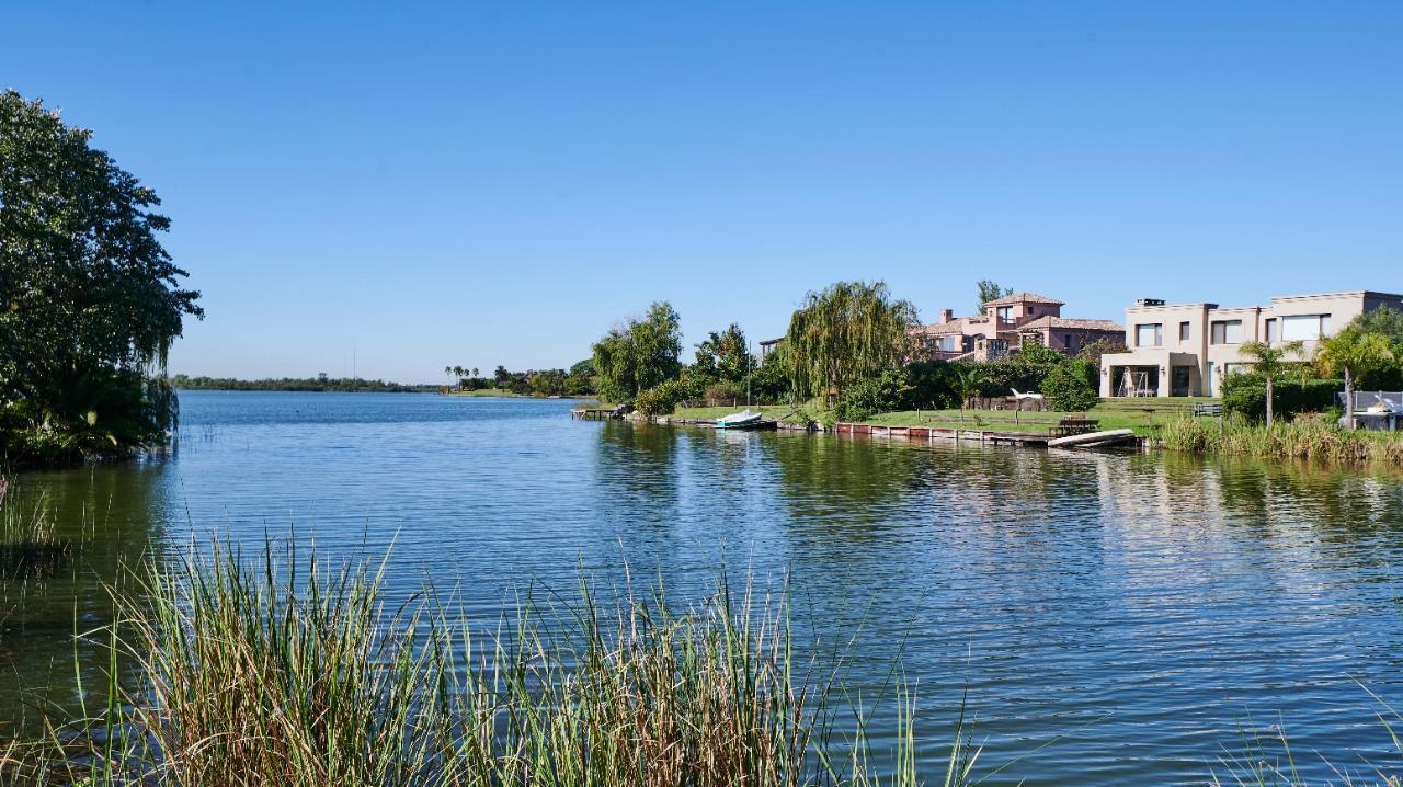 Venta | Lote al agua en barrio Casuarinas - Nordelta