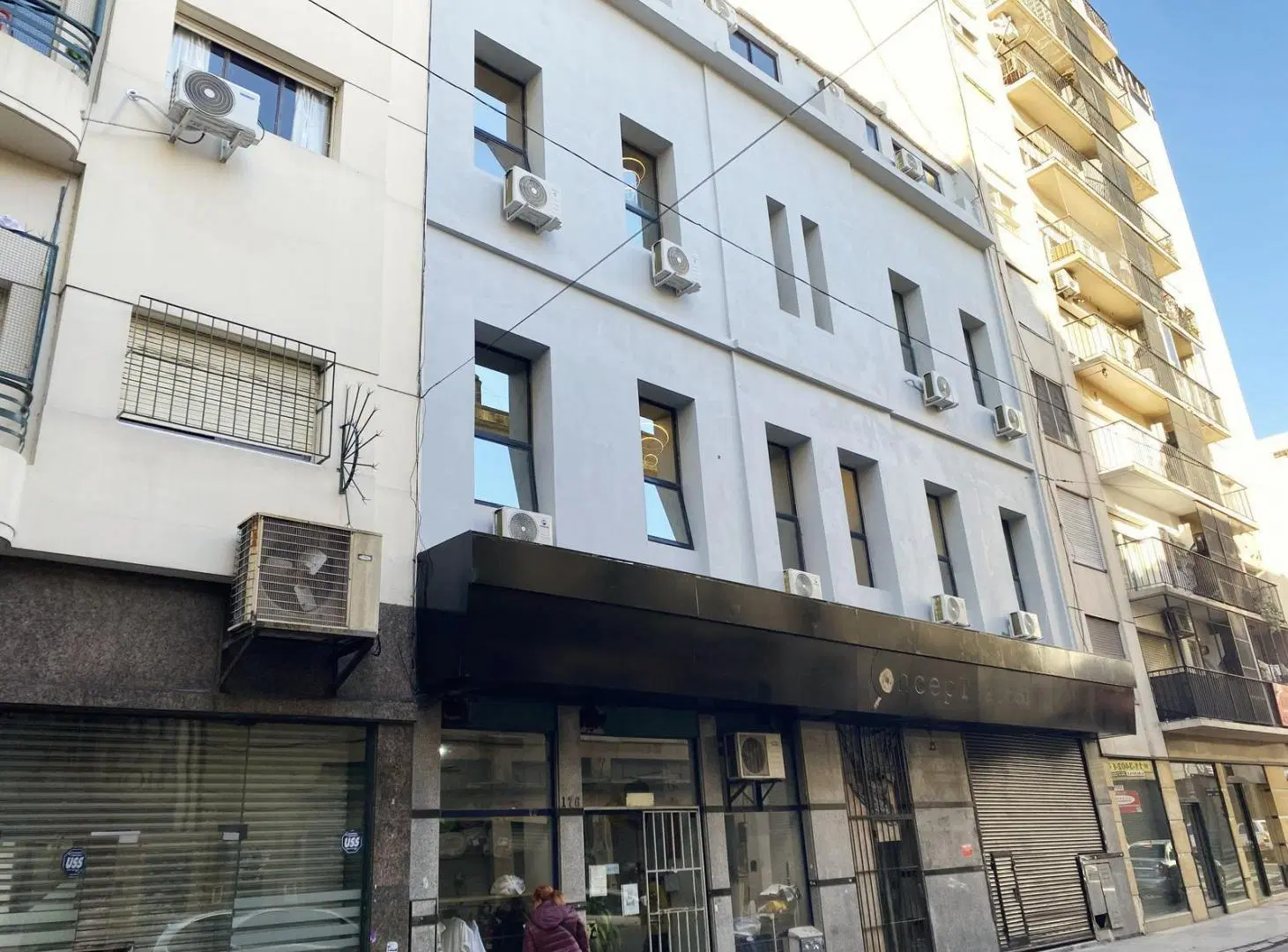 Edificio con 20 unidades amobladas en Monserrat 1