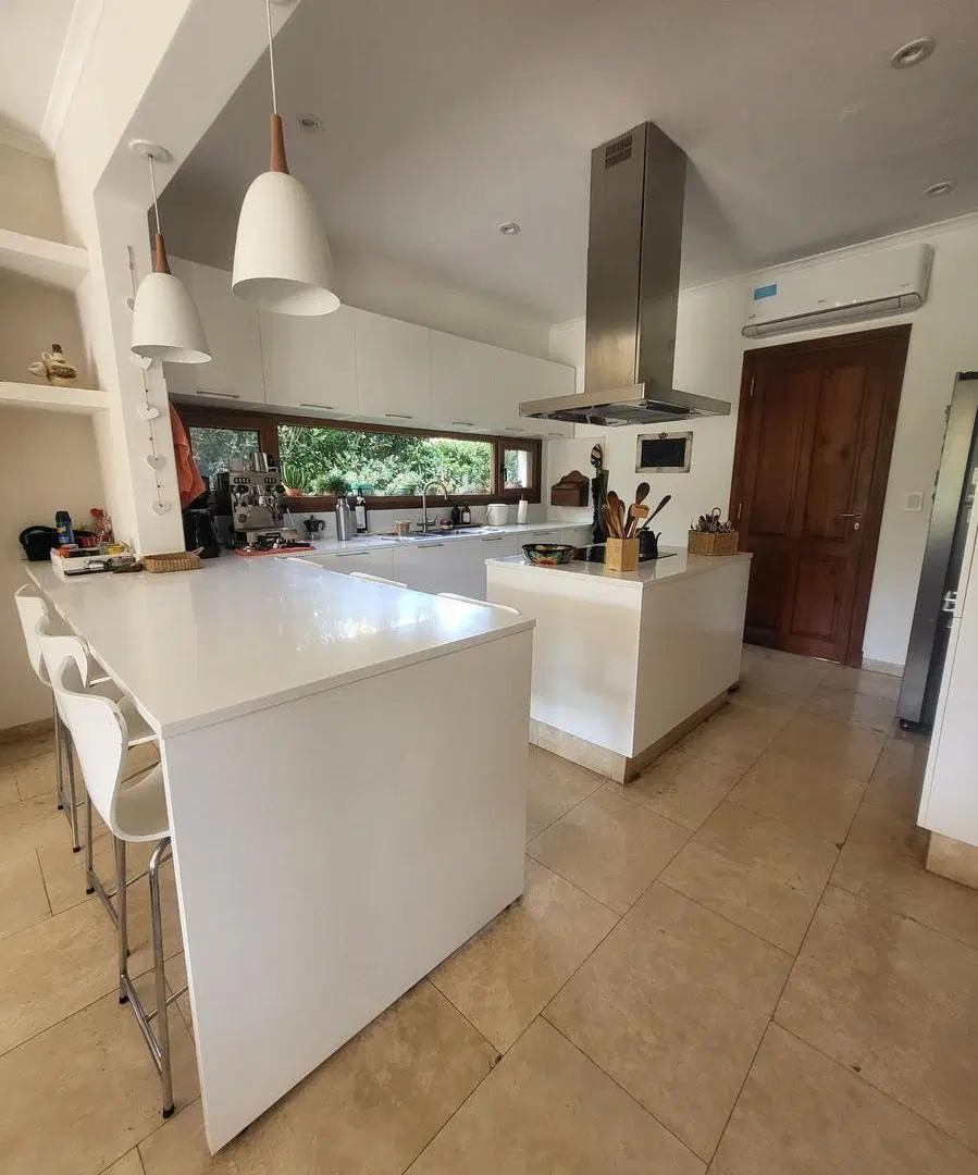 Casa en Venta barrio Vistas. 4 dormitorios. Pileta 4