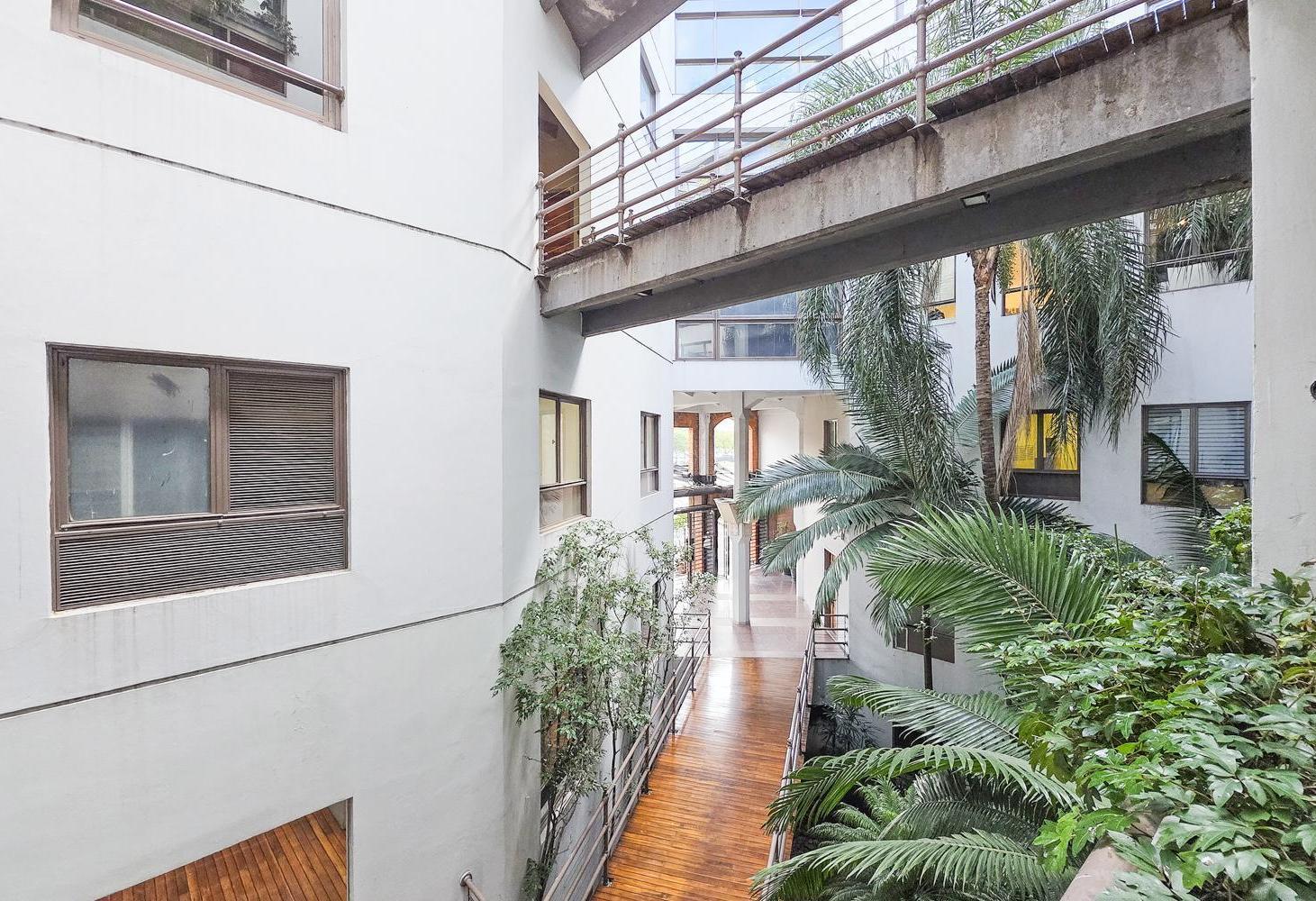 Foto de Exclusiva propiedad de amplias dimensiones con terraza y balcón en, imagen 2