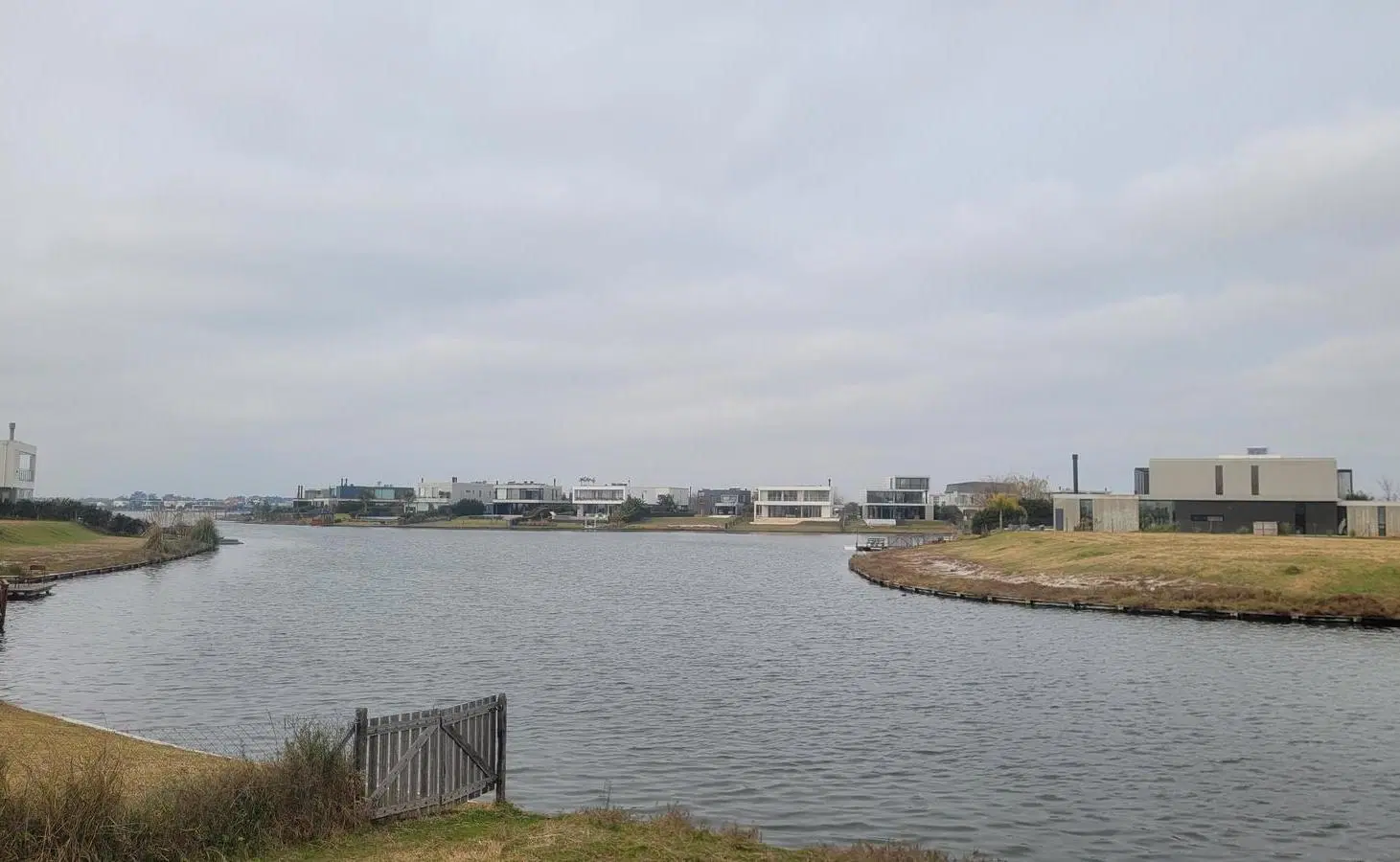 Venta | Lote al lago central con doble espejo de agua en Barrio Costas - Puertos 2