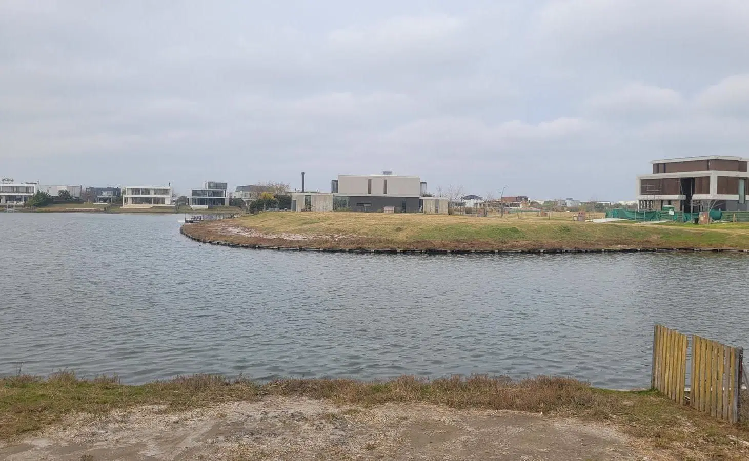 Venta | Lote al lago central con doble espejo de agua en Barrio Costas - Puertos 4