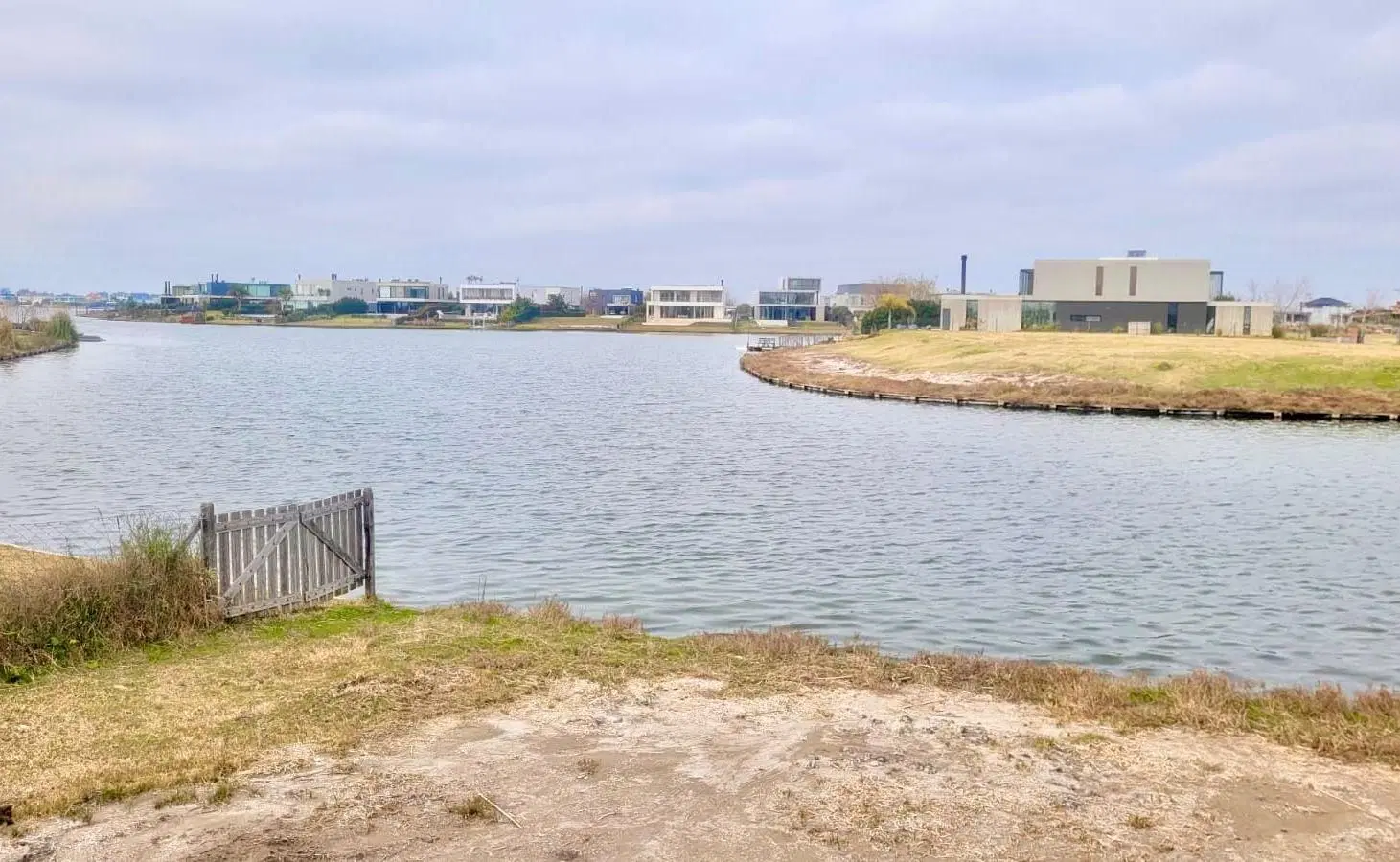 Venta | Lote al lago central con doble espejo de agua en Barrio Costas - Puertos 3