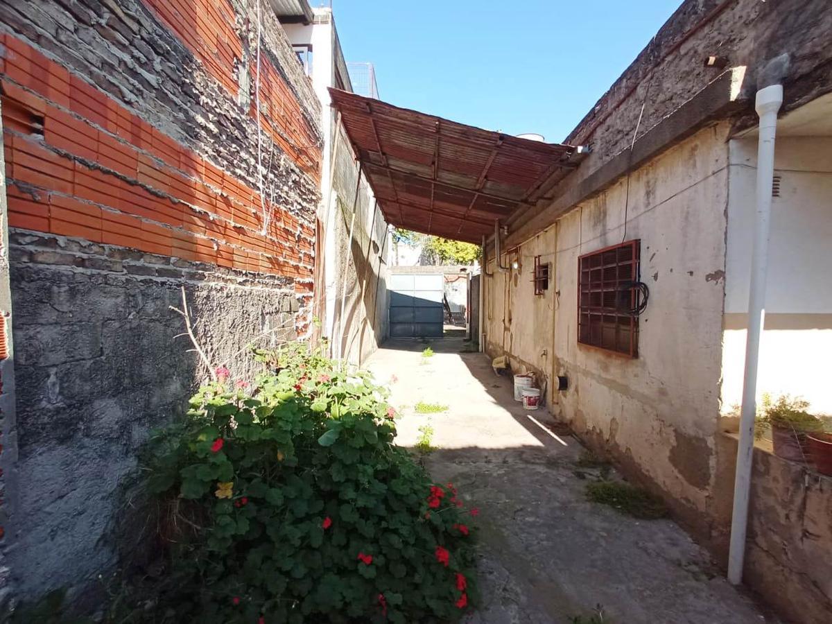 Casa Al Frente C/ Ingreso Vehicular y Galpón. Amplio Terreno 1