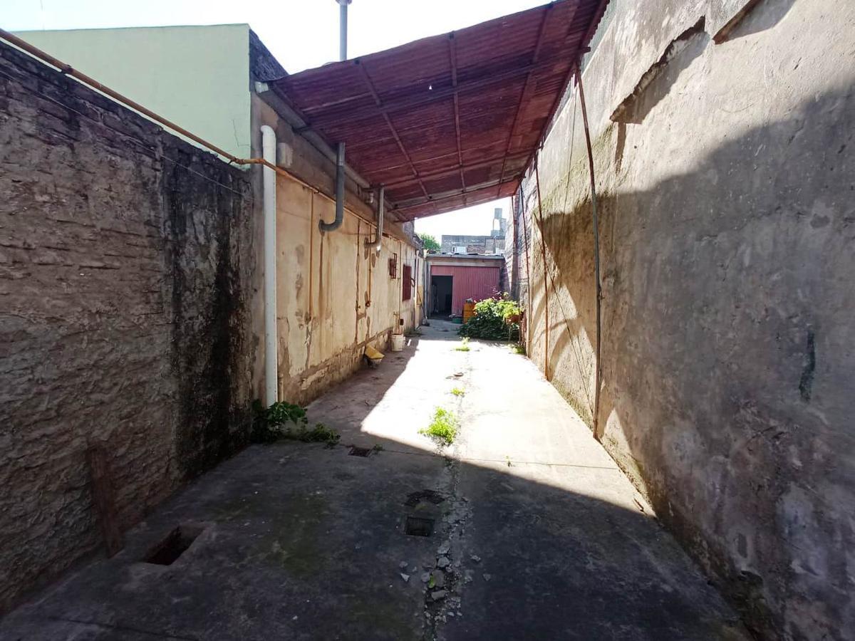 Casa Al Frente C/ Ingreso Vehicular y Galpón. Amplio Terreno 2