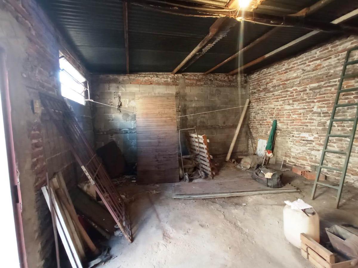 Casa Al Frente C/ Ingreso Vehicular y Galpón. Amplio Terreno 5