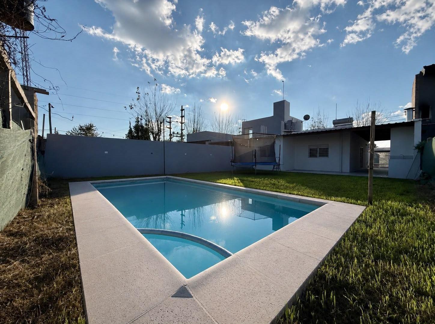 Casa de 2 dormitorios con pileta, cochera y galería en Tierra de Sueños Alvear