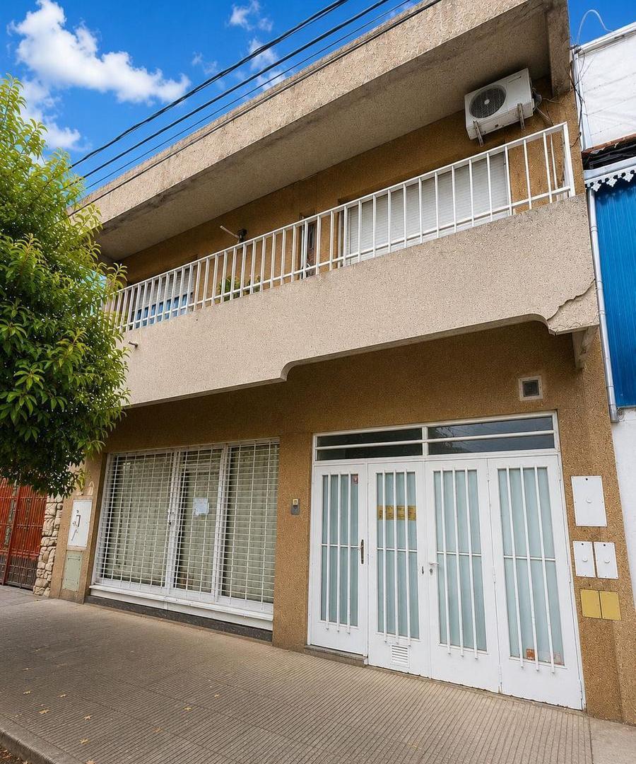 Casa con local al frente y salón productivo – Vivienda 3 dormitorios – 288 m²