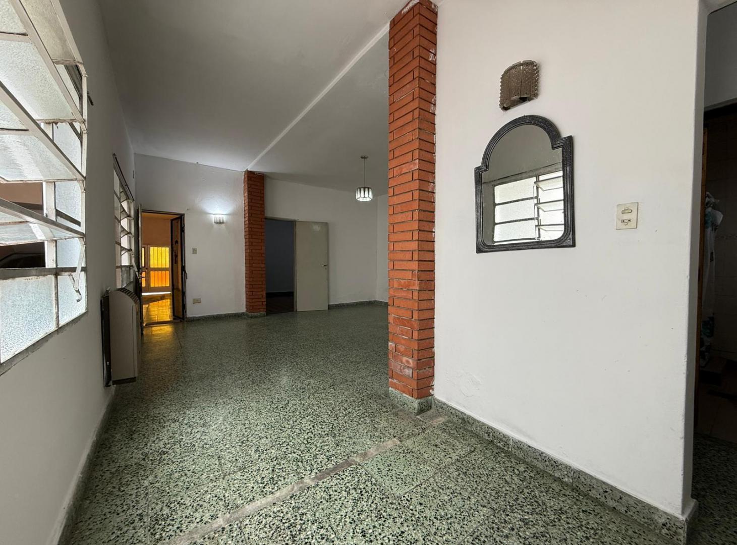 Foto de Amplia Casa en Venta - B° Industrial - 2 viviendas en una, imagen 2