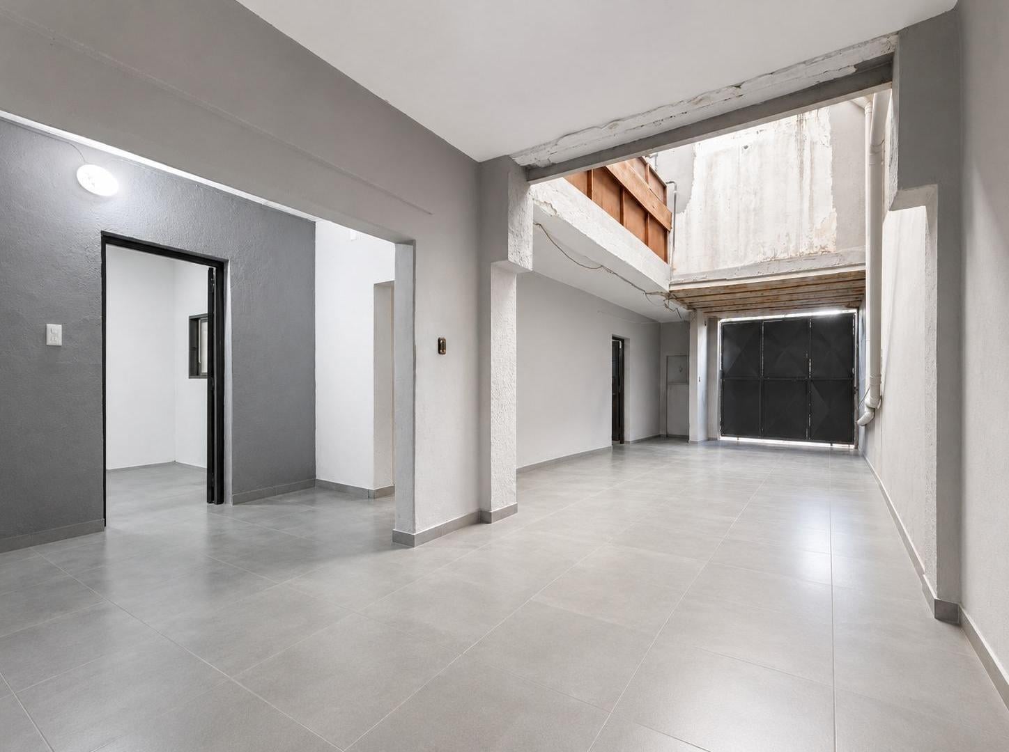 Foto de Galpón comercial de 293 m² con oficinas e ingreso vehicular – Mansilla, imagen 3
