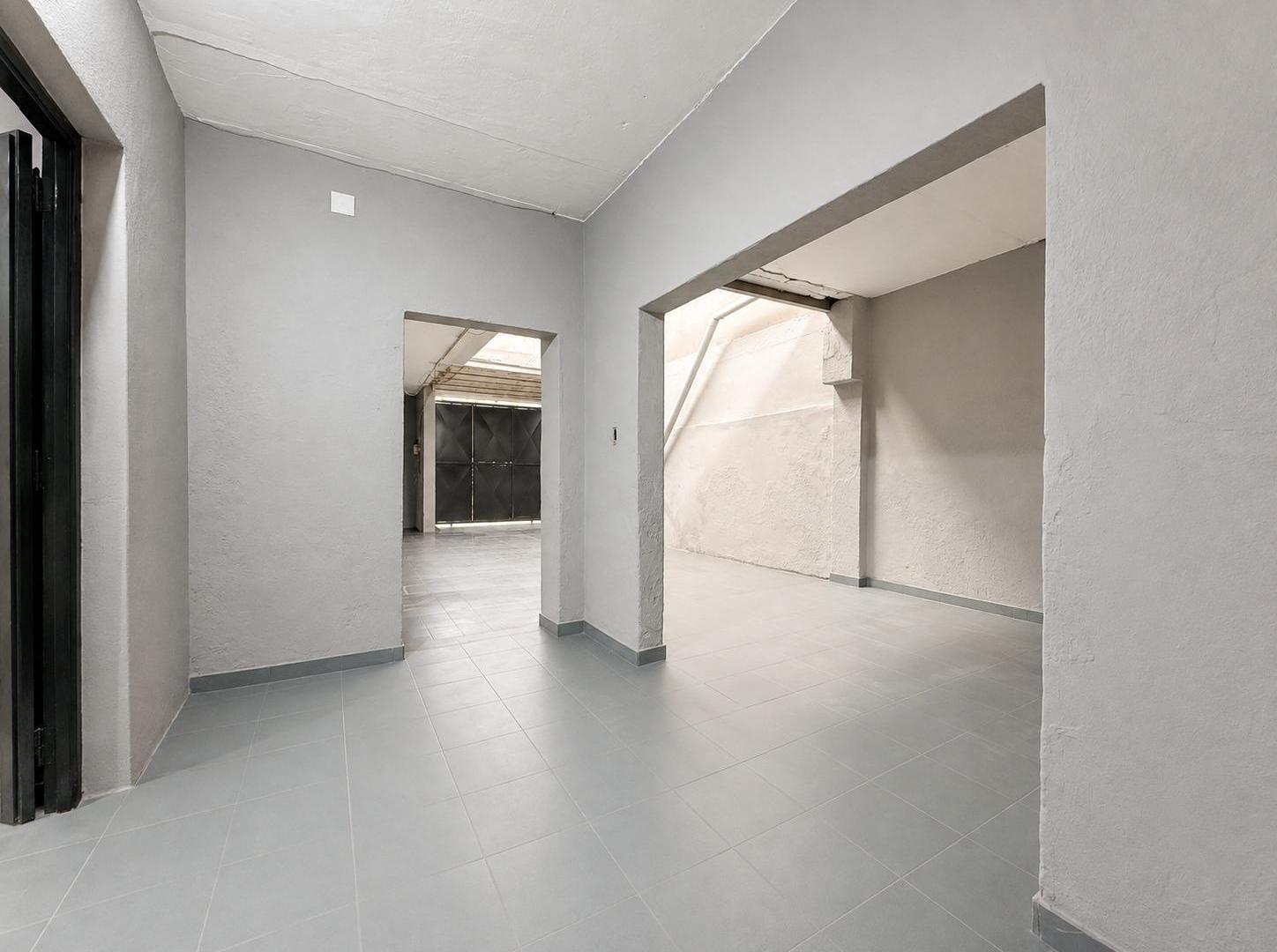 Foto de Galpón comercial de 293 m² con oficinas e ingreso vehicular – Mansilla, imagen 5