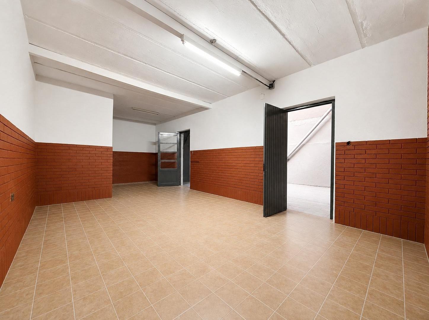 Foto de Galpón comercial de 293 m² con oficinas e ingreso vehicular – Mansilla, imagen 4