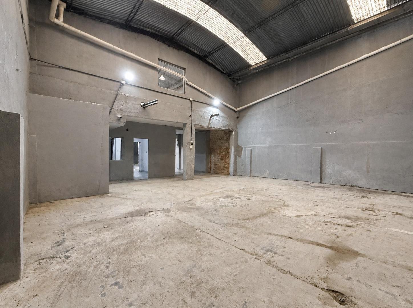 Foto de Galpón comercial de 293 m² con oficinas e ingreso vehicular – Mansilla, imagen 4