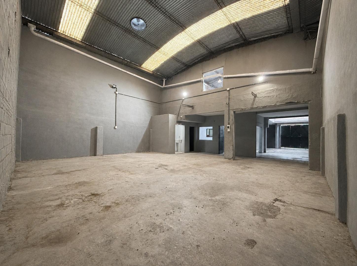 Foto de Galpón comercial de 293 m² con oficinas e ingreso vehicular – Mansilla, imagen 2