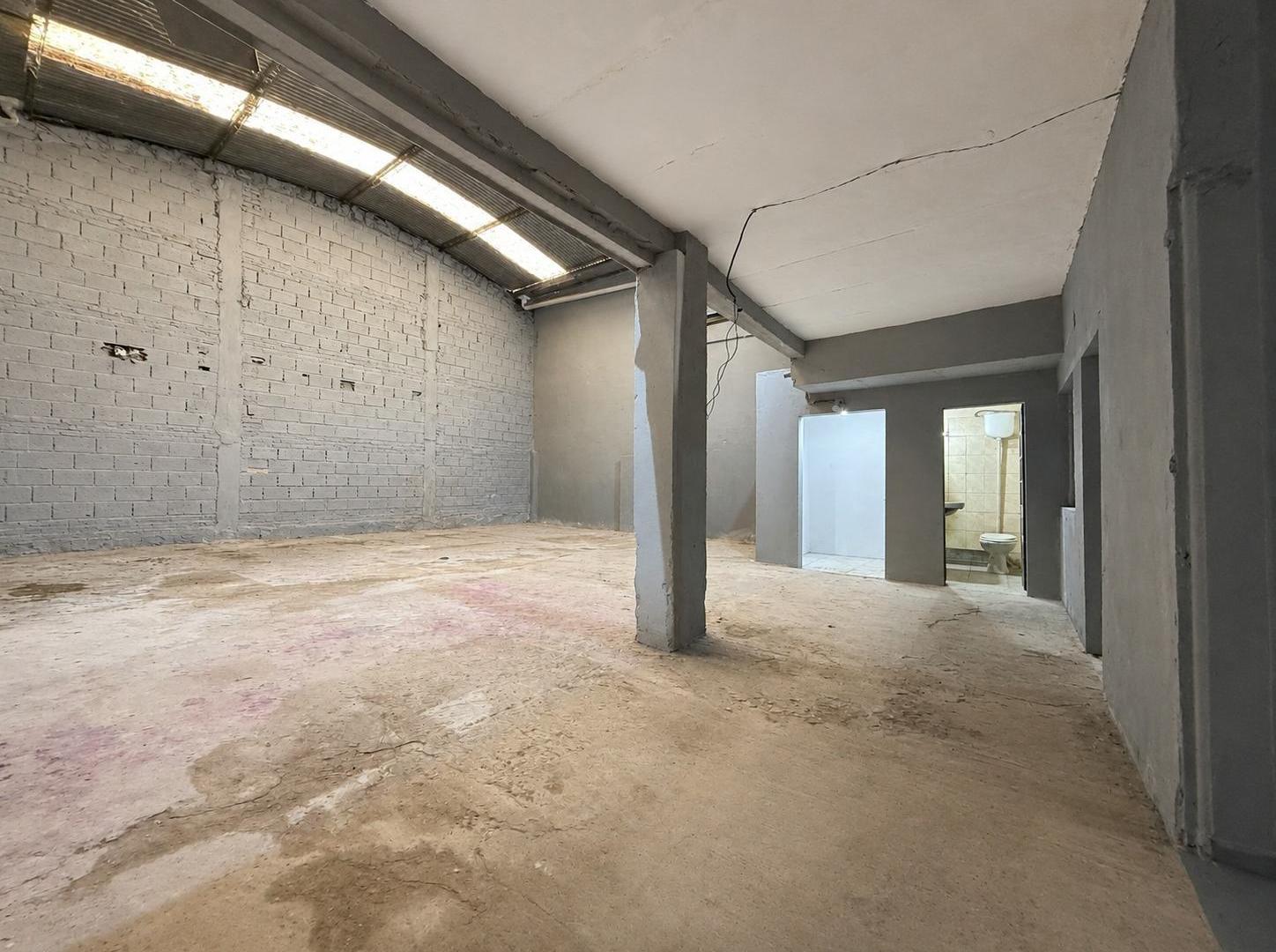 Foto de Galpón comercial de 293 m² con oficinas e ingreso vehicular – Mansilla, imagen 3