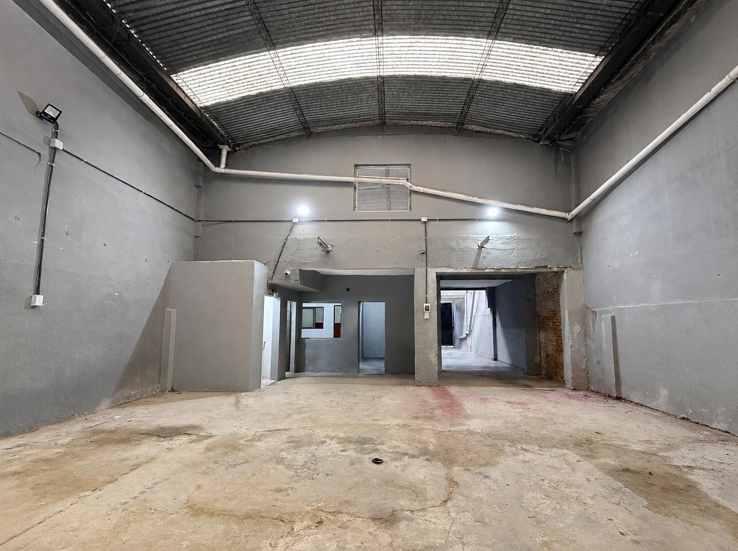 Foto de Galpón comercial de 293 m² con oficinas e ingreso vehicular – Mansilla, imagen 1