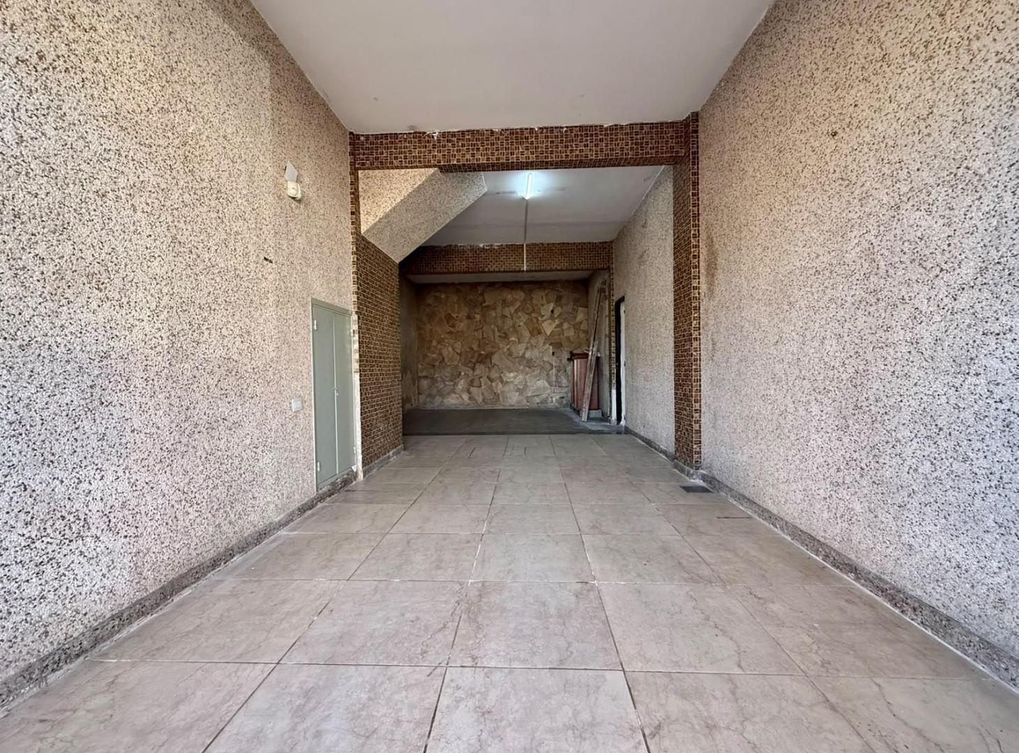 Foto de Amplia Casa en Roque Saenz Peña - 3 dormitorios con cochera, patio, imagen 1