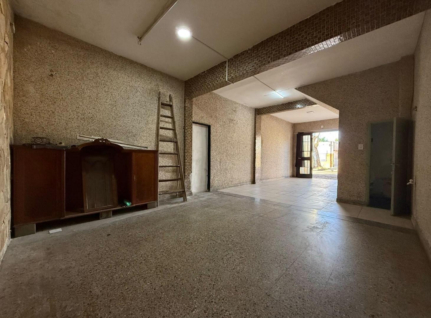 Foto de Amplia Casa en Roque Saenz Peña - 3 dormitorios con cochera, patio, imagen 3