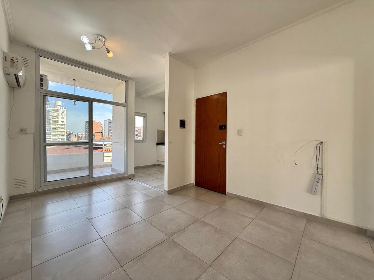 Departamento semipiso de 1 dormitorio con doble balcón – Lourdes