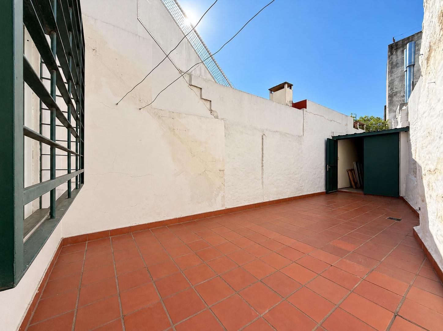 Foto de PH de 2 dormitorios con cochera, patios y sin expensas – La Paz 1324, imagen 1