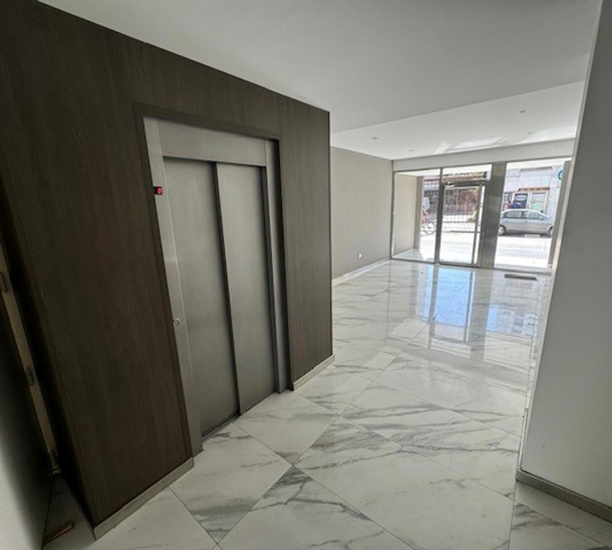 Venta, Depto. 3 Amb San Martin Centro, Nuevo - Consulte 1